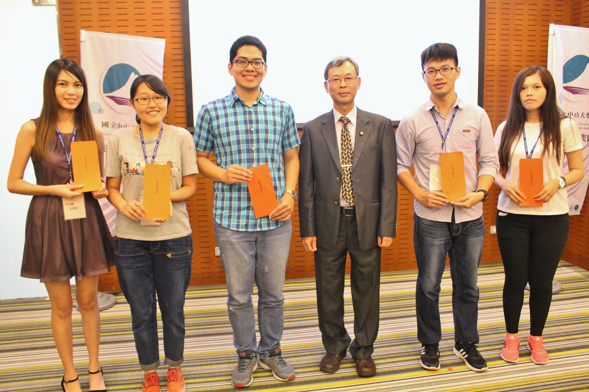 陳建榮學長(右三)頒贈薪傳獎助學金圖片