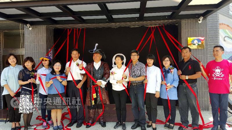 號稱5星級的「凱樂瑪麗」特色民宿15日開幕，冠蓋雲 集，澎湖縣長陳光復（左6）特別裝扮「海賊王」率領 小海賊來道賀，為民宿增添精彩話題。 中央社　105年5月15日圖片