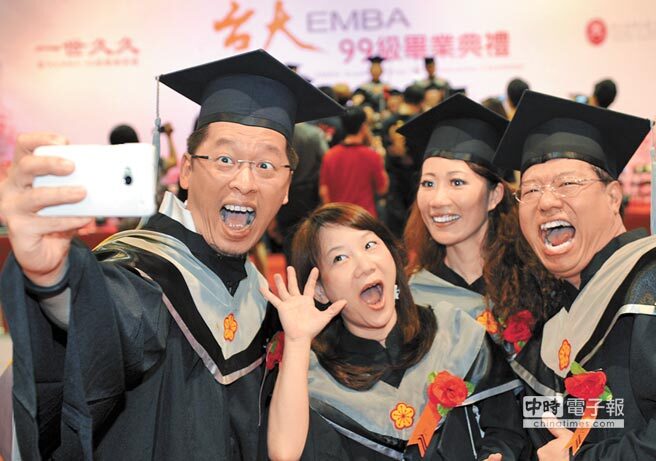 台灣大學管理學院與復旦大學管理學院共同開設的「台大-復旦EMBA境外專班」第一屆畢業生自拍紀念。（新華社）圖片