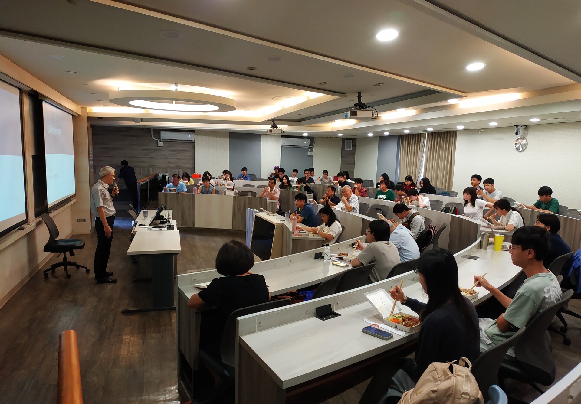 與會者專注聆聽圖片