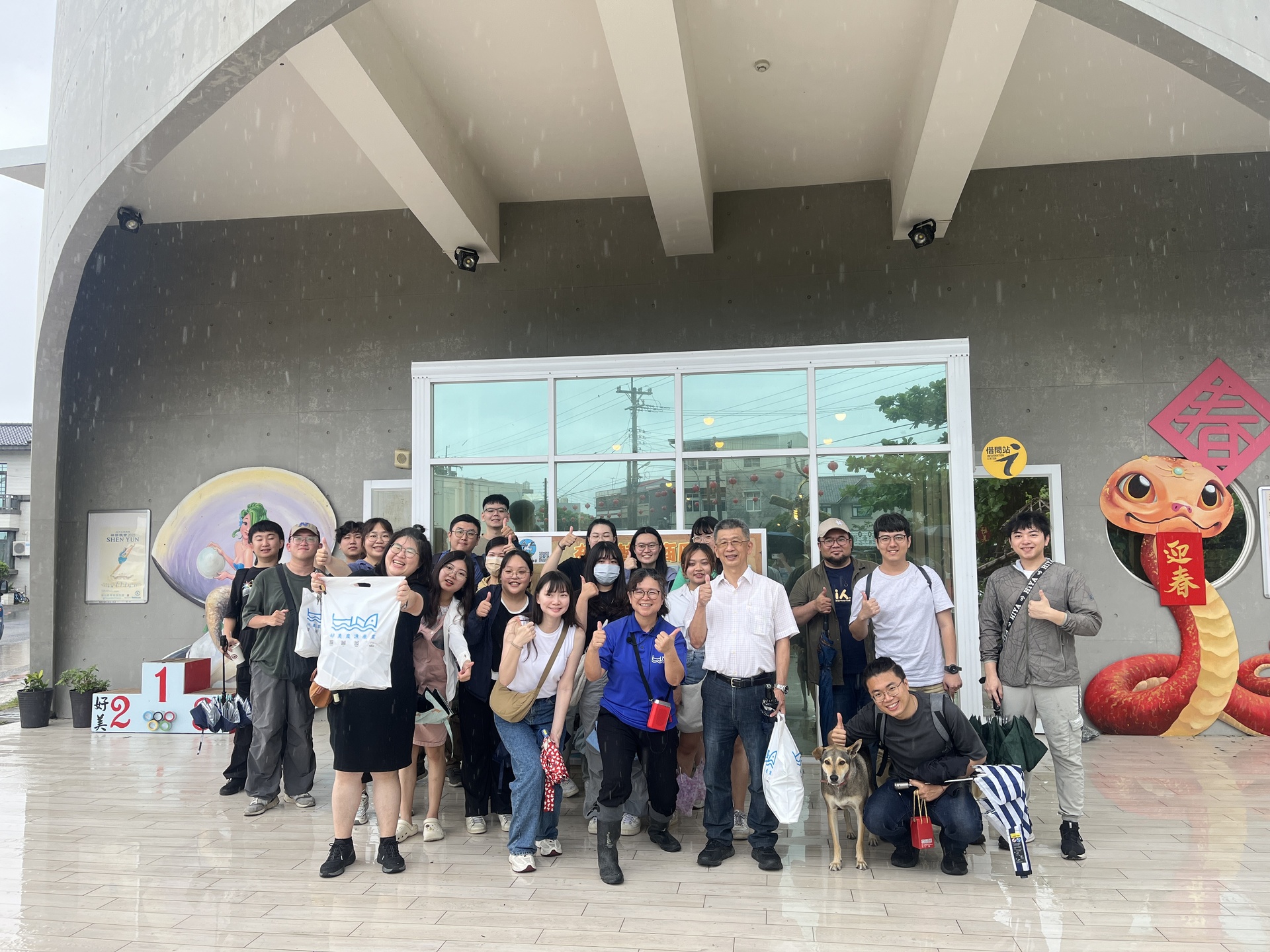 中山大學師生於好美船屋合影留念