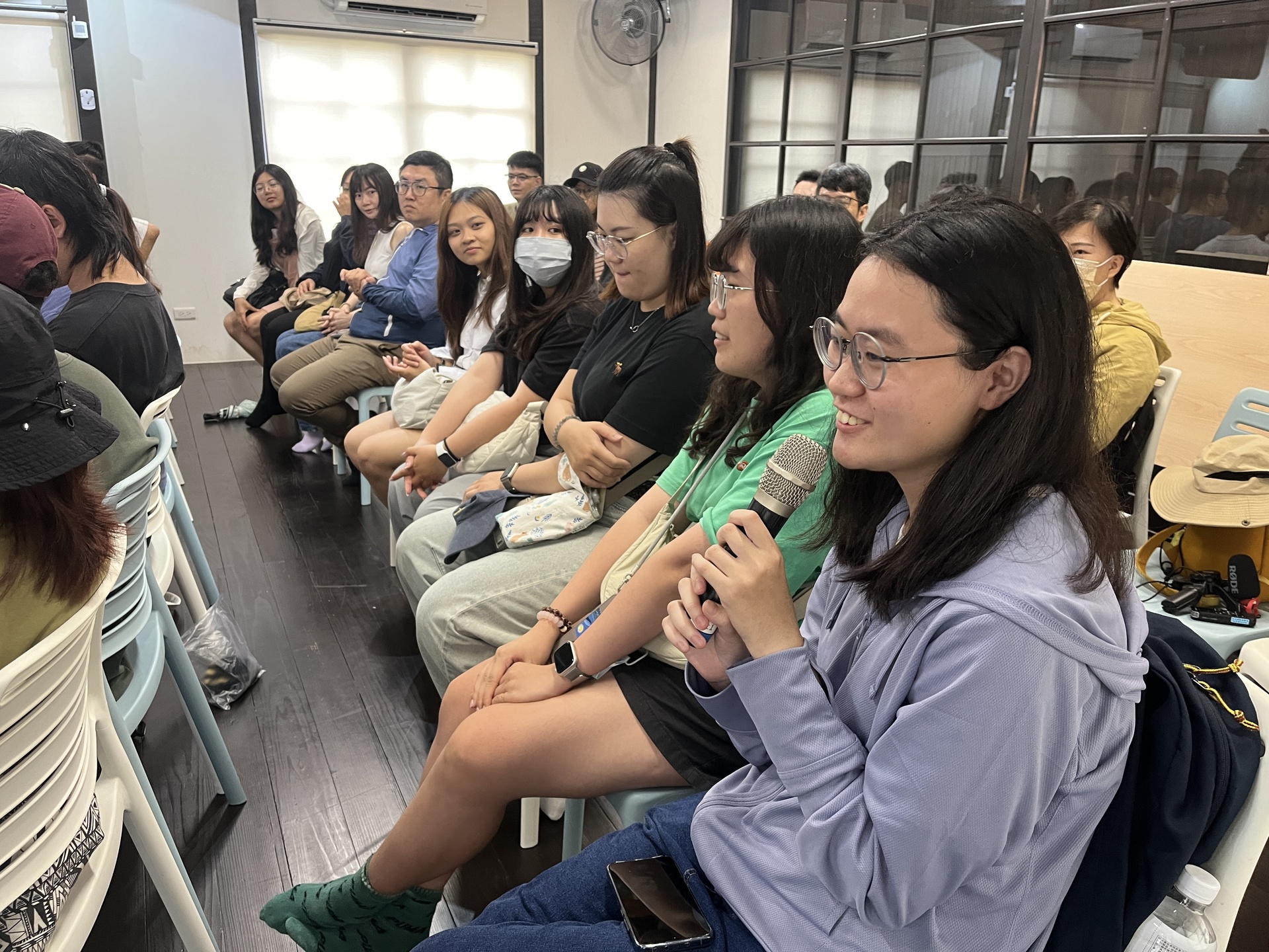 學生於交流時詢問如何面對返鄉創業的困境與挑戰