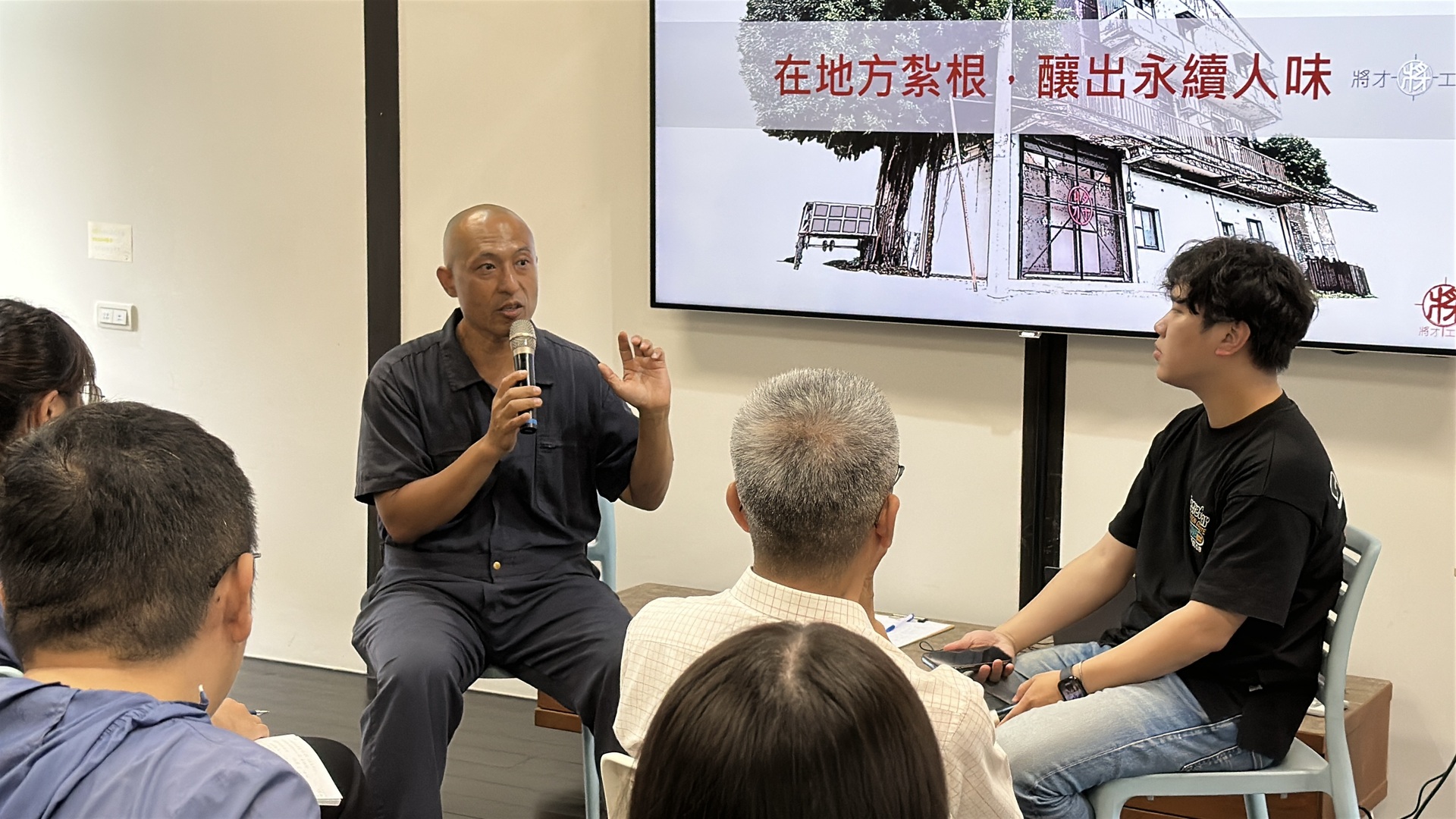 綜合座談由中山學生擔任訪問人,跟葉哲岳工頭進行對談