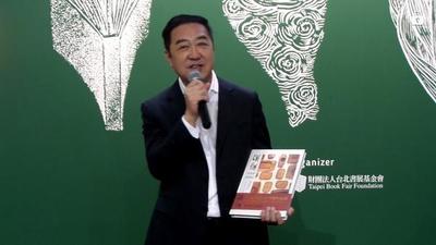 舊振南李雄慶董事長向與會來賓介紹漢餅一書圖片