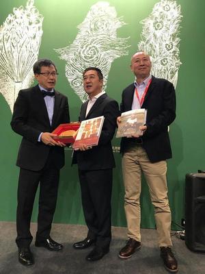 李董事長致贈漢餅一書及大餅予謝志偉大使圖片