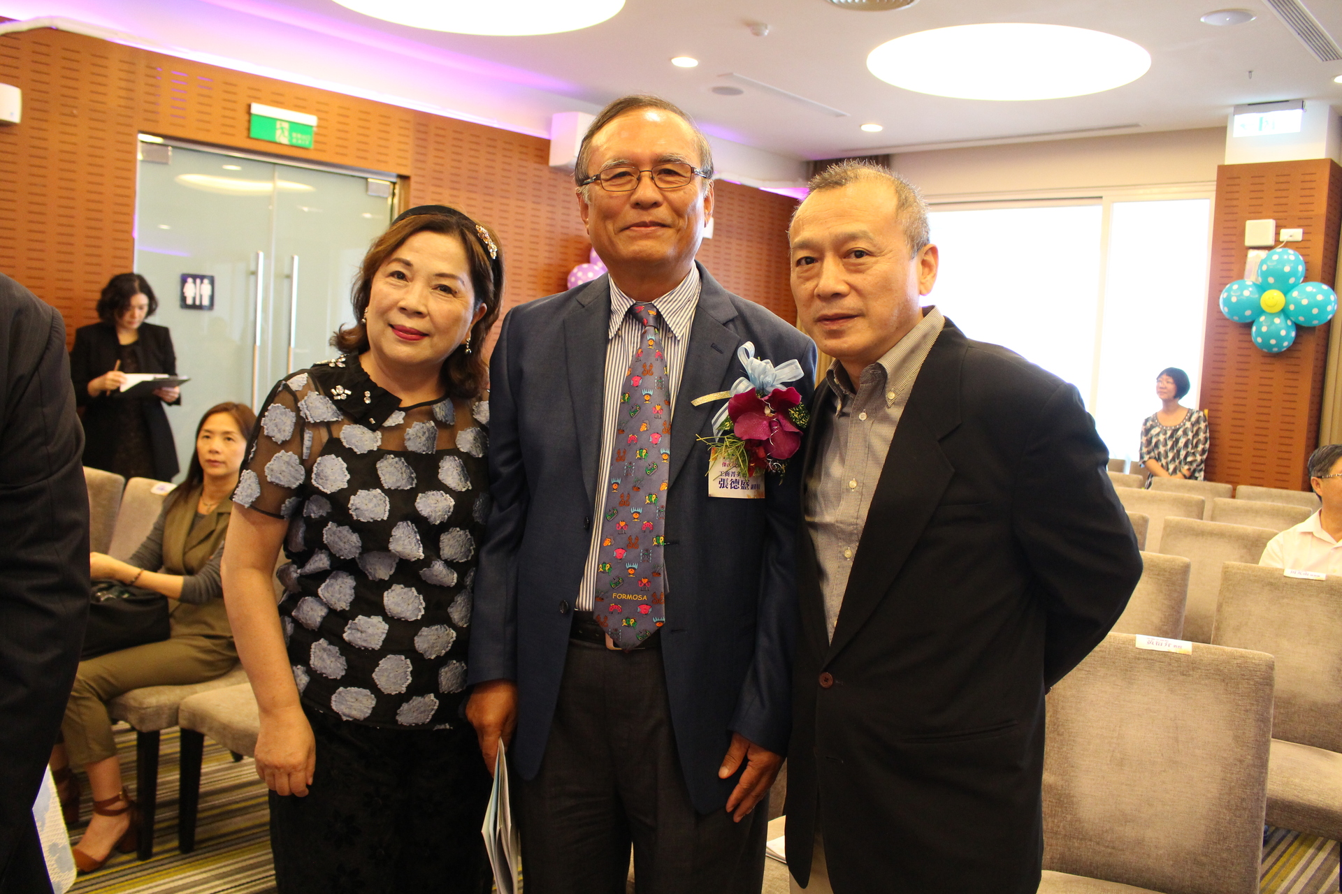 張德盛學長賢伉儷與陳以亨教授(右)敘舊合影圖片