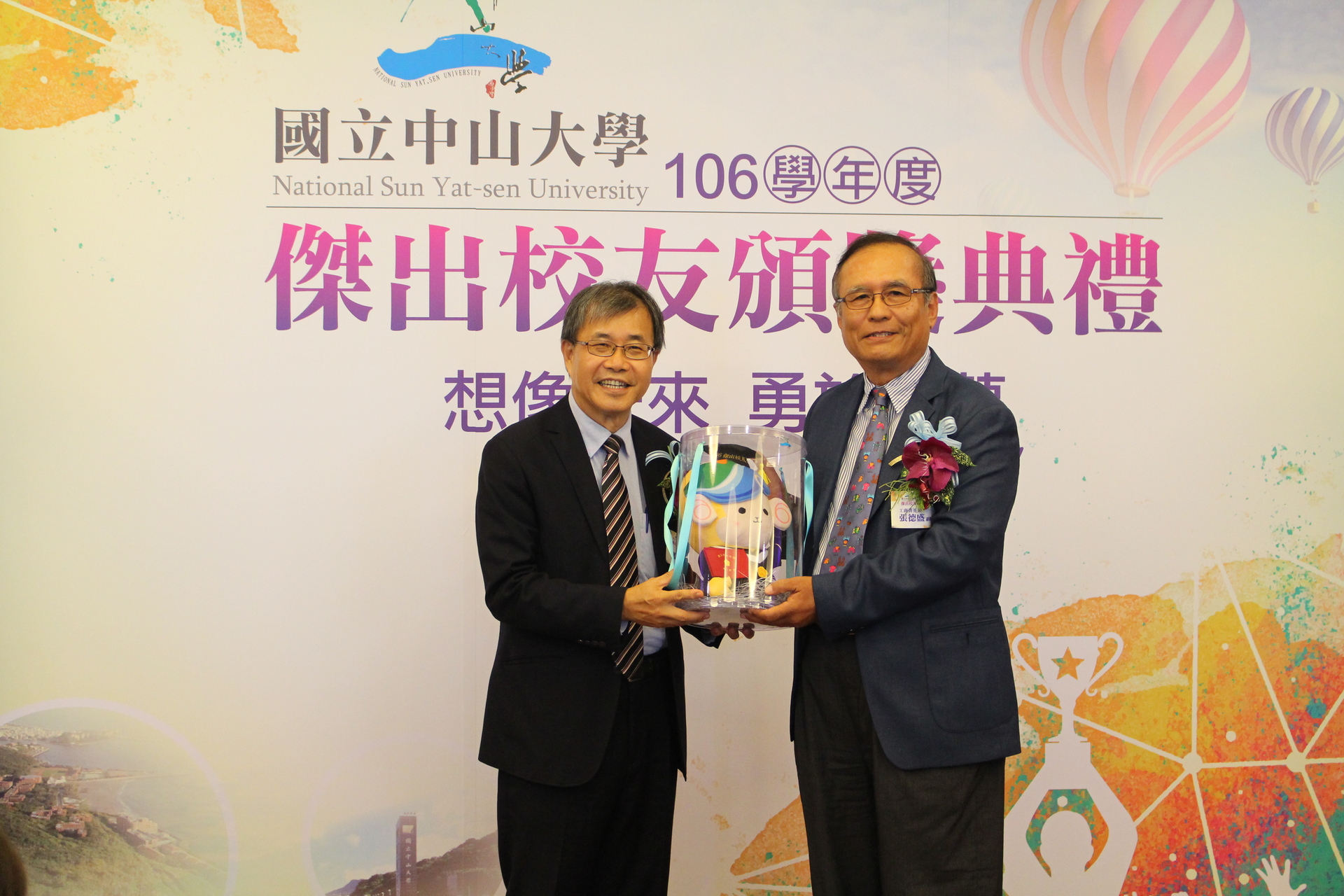 鄭英耀校長(左)頒贈紀念品給張德盛學長(右)圖片