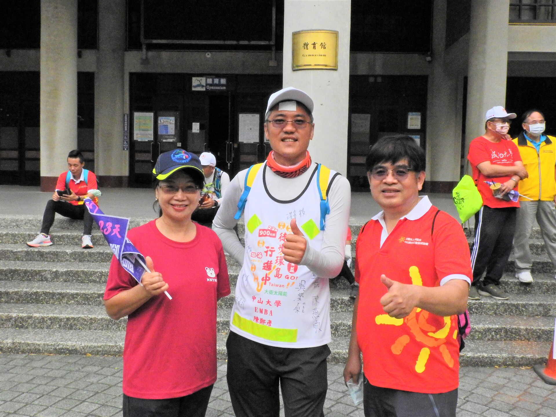 左起為國立中山大學管理學院葉淑娟院長，中間為活動發起人中山EMBA第19屆陳鄭彥校友，右為中山EMBA執行長林豪傑教授圖片