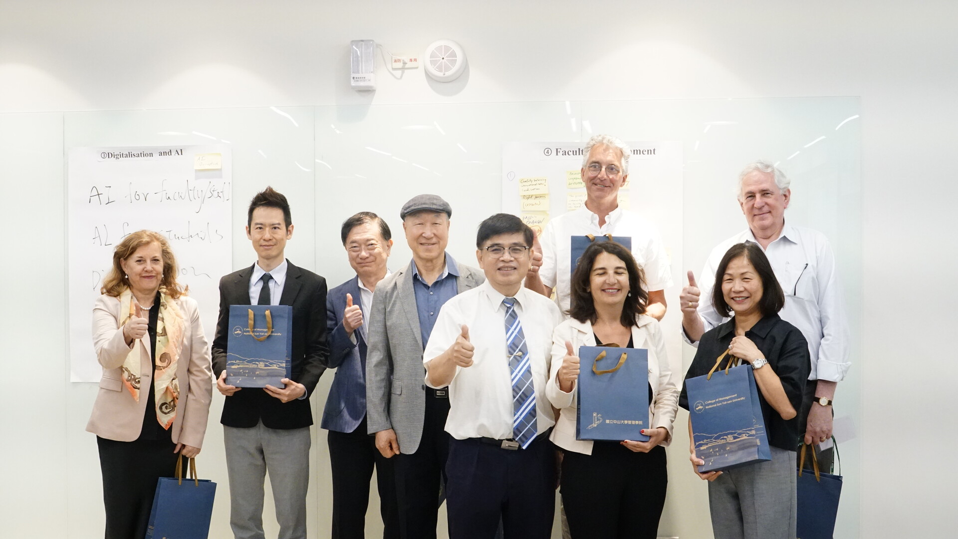 中山管院林豪傑院長與國際院務諮詢委員合影,感謝委員們的寶貴建言與支持。