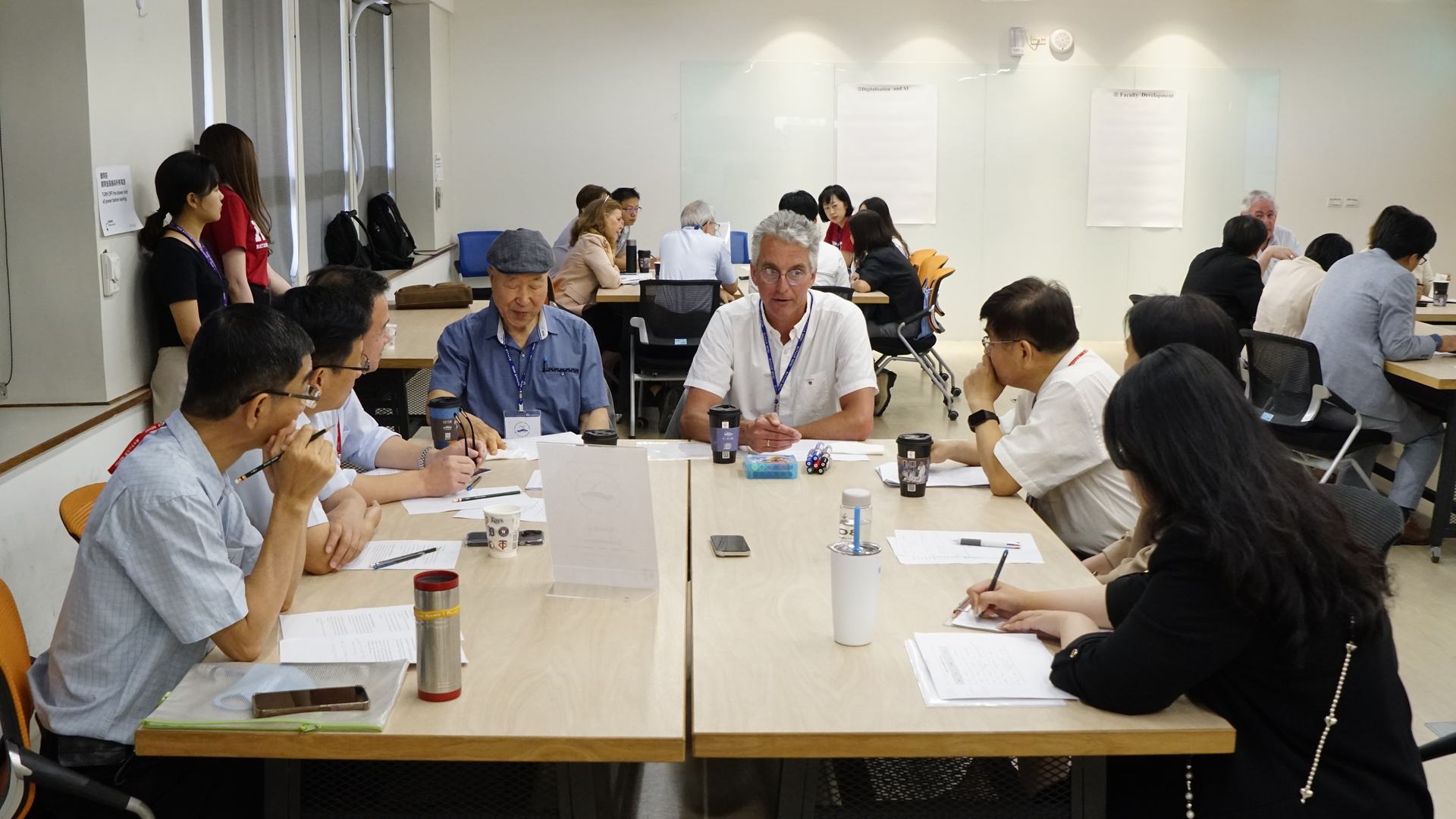 為促進更深入的交流,學院特別安排分組討論環節,邀請院內主管與教師一同參與。