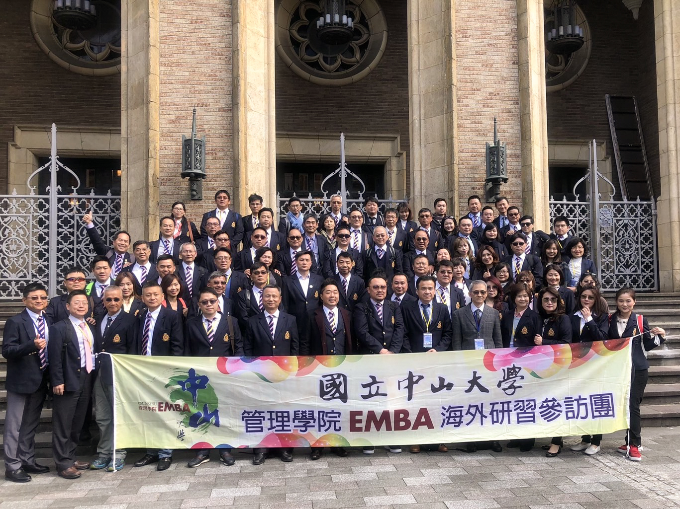 EMBA students continue to learn management practices from companies and the world’s top institutes. This picture shows the 20th class’s overseas study visit to Waseda University in Japan.