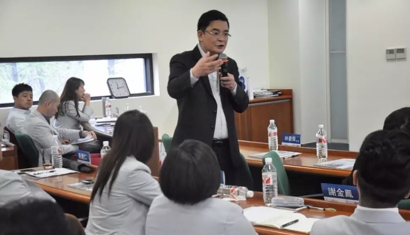 何清華教授“接地氣”的教學方式不時博得現場陣陣掌聲和笑聲圖片