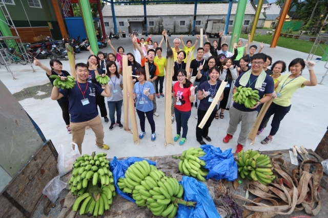 中山大學徵選全台20名大學生一同到高雄市旗山區糖廠社區，展開為期兩天的農村體驗。（國立中山大學公事所提供）圖片