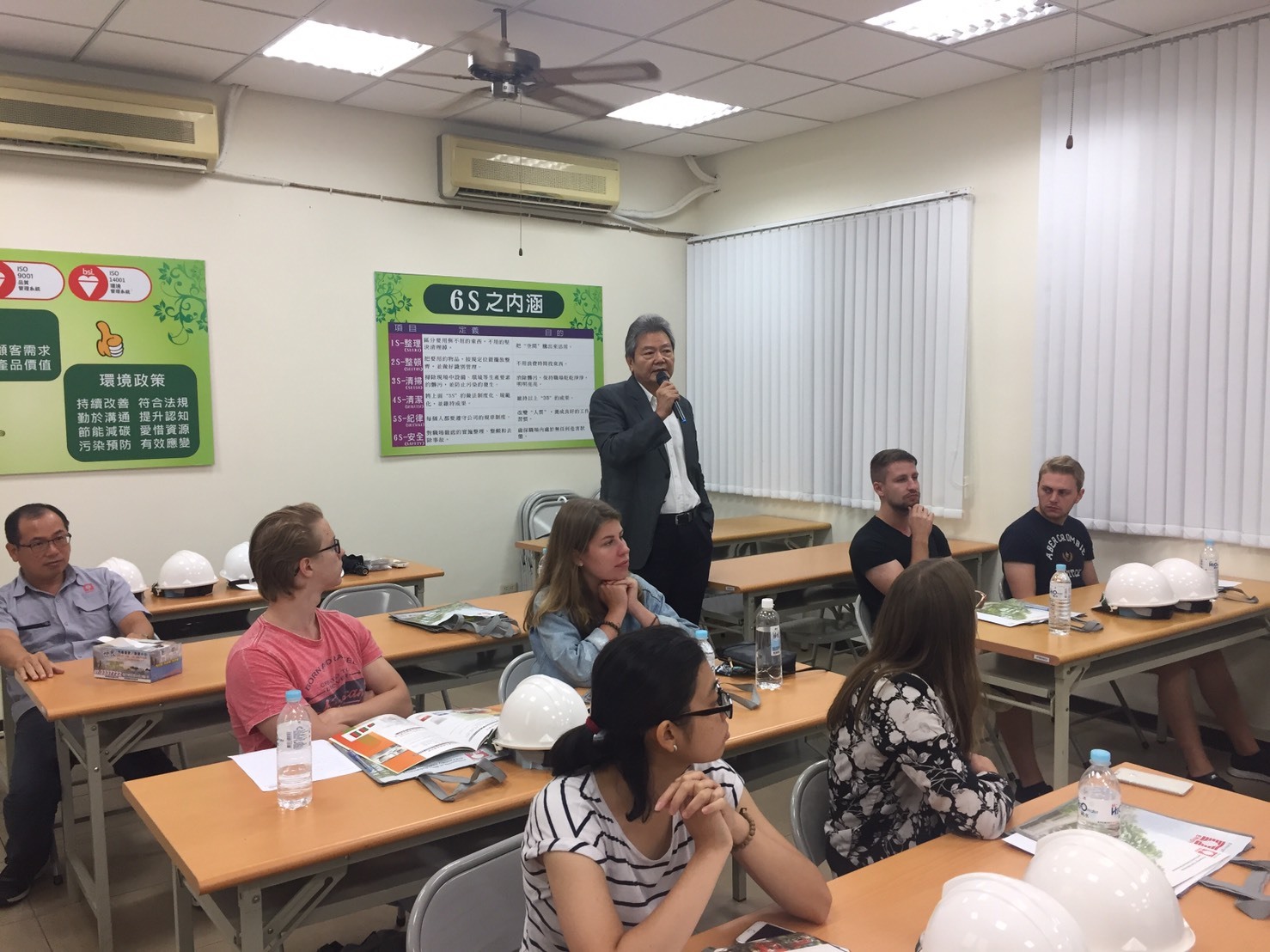 106年傑出校友EMBA學長蔡煜麒董事長為交換生介紹皇華企業圖片