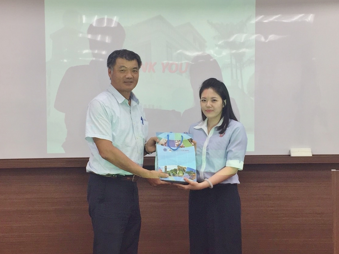 授課老師林鈺杰老師（左）代表管理學院致贈管院禮品給皇華公司蔡歆儀經理圖片