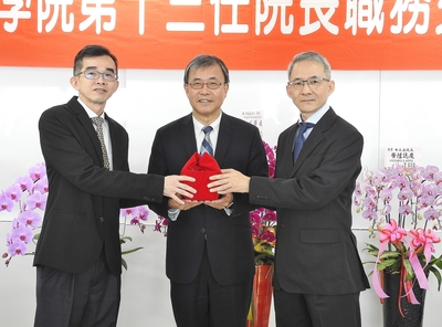 由鄭英耀校長監交，陳世哲院長將印信傳承給新任黃三益院長圖片