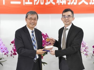 鄭英耀校長致贈感謝獎牌給管院第12任院長陳世哲院長圖片