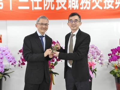 黃三益院長(左)致贈感謝琉璃予陳世哲院長(右)圖片