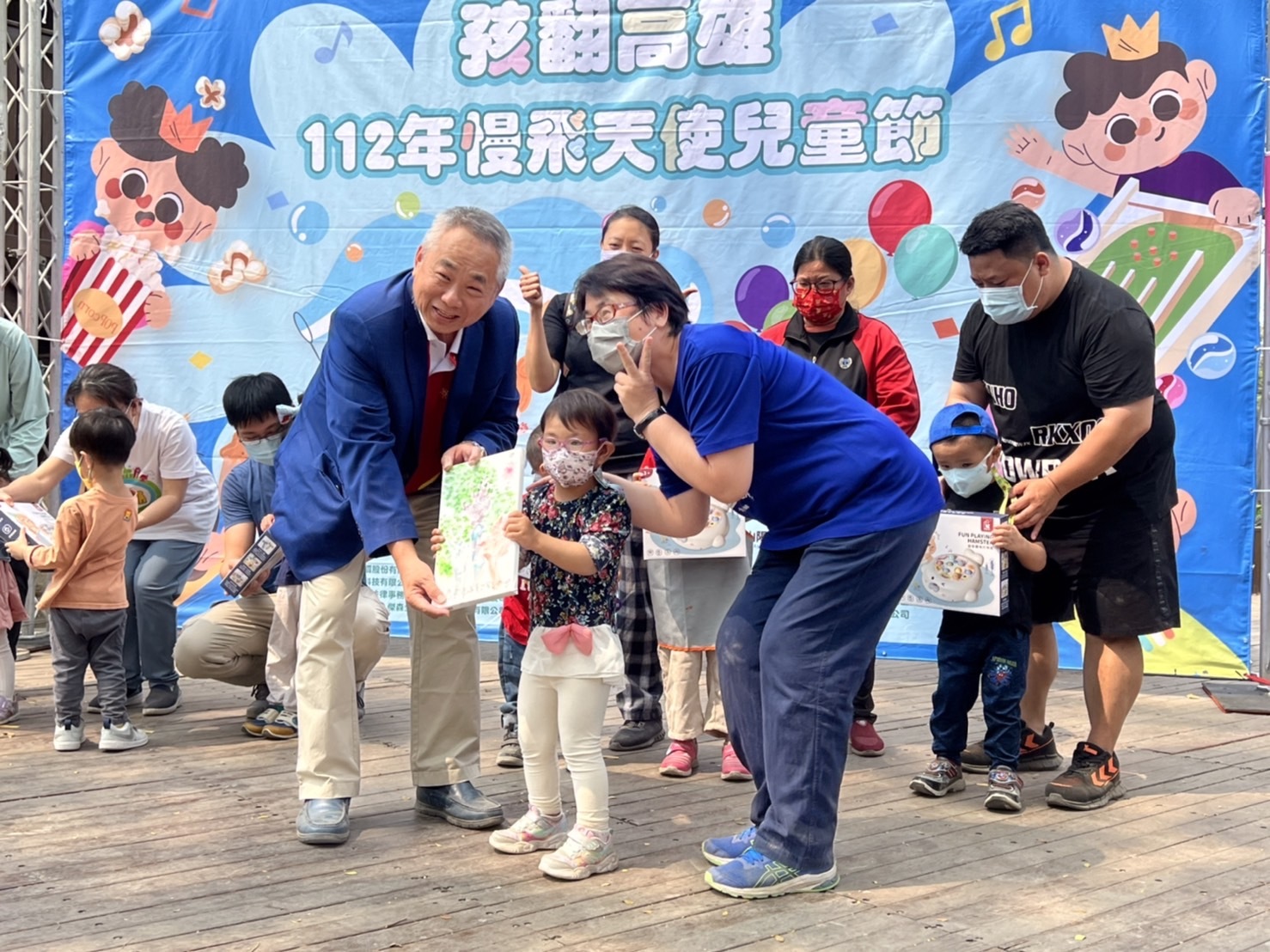 邱昭仁理事長致贈獎狀予慢飛天使（取自高雄市社會局兒福中心粉專）圖片