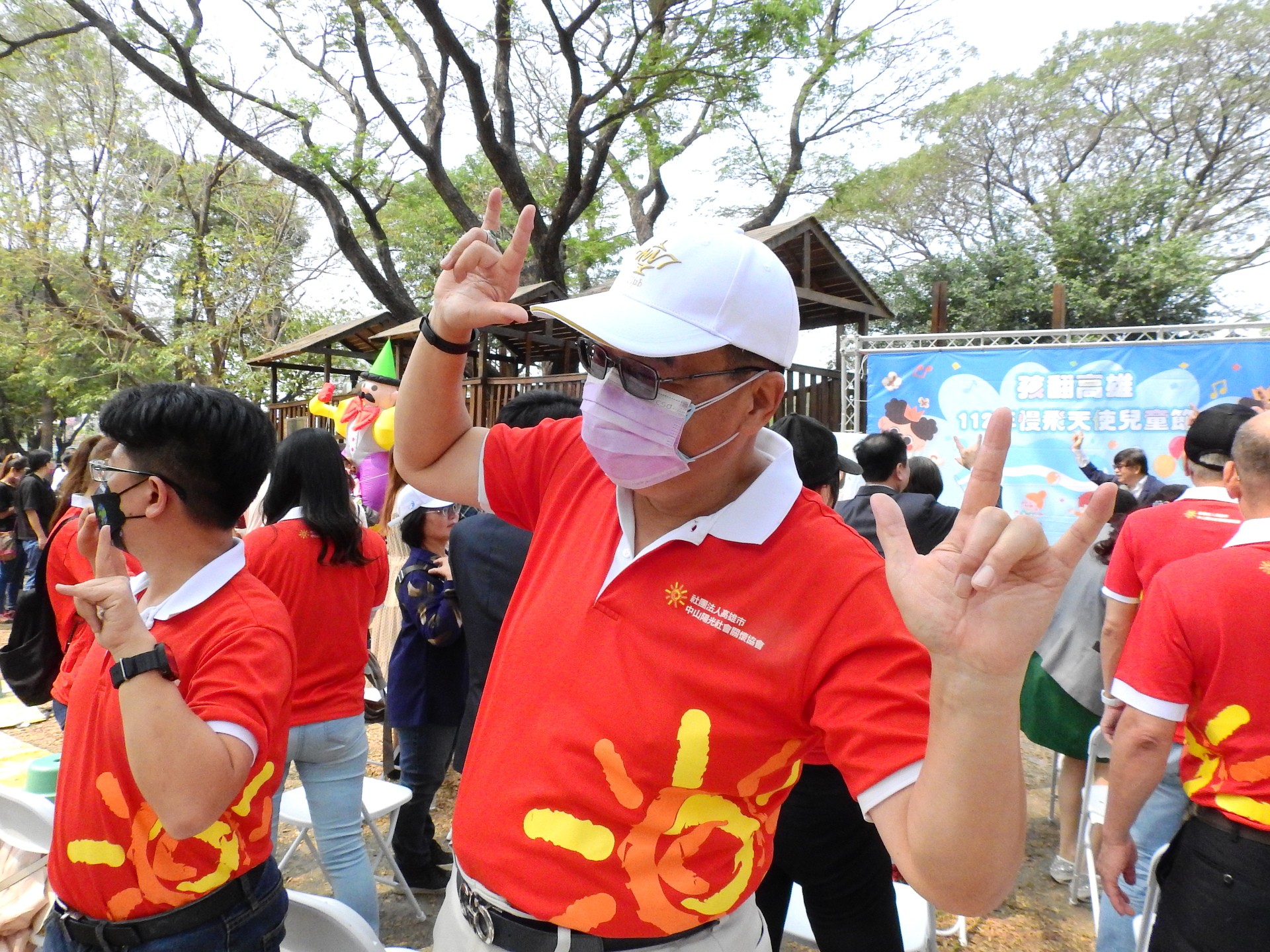 林豪傑執行長帶大家做手勢表達感恩之情圖片