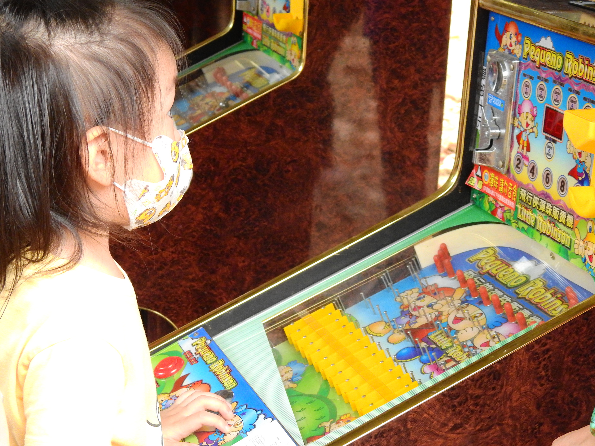 孩子們開心參加闖關活動圖片
