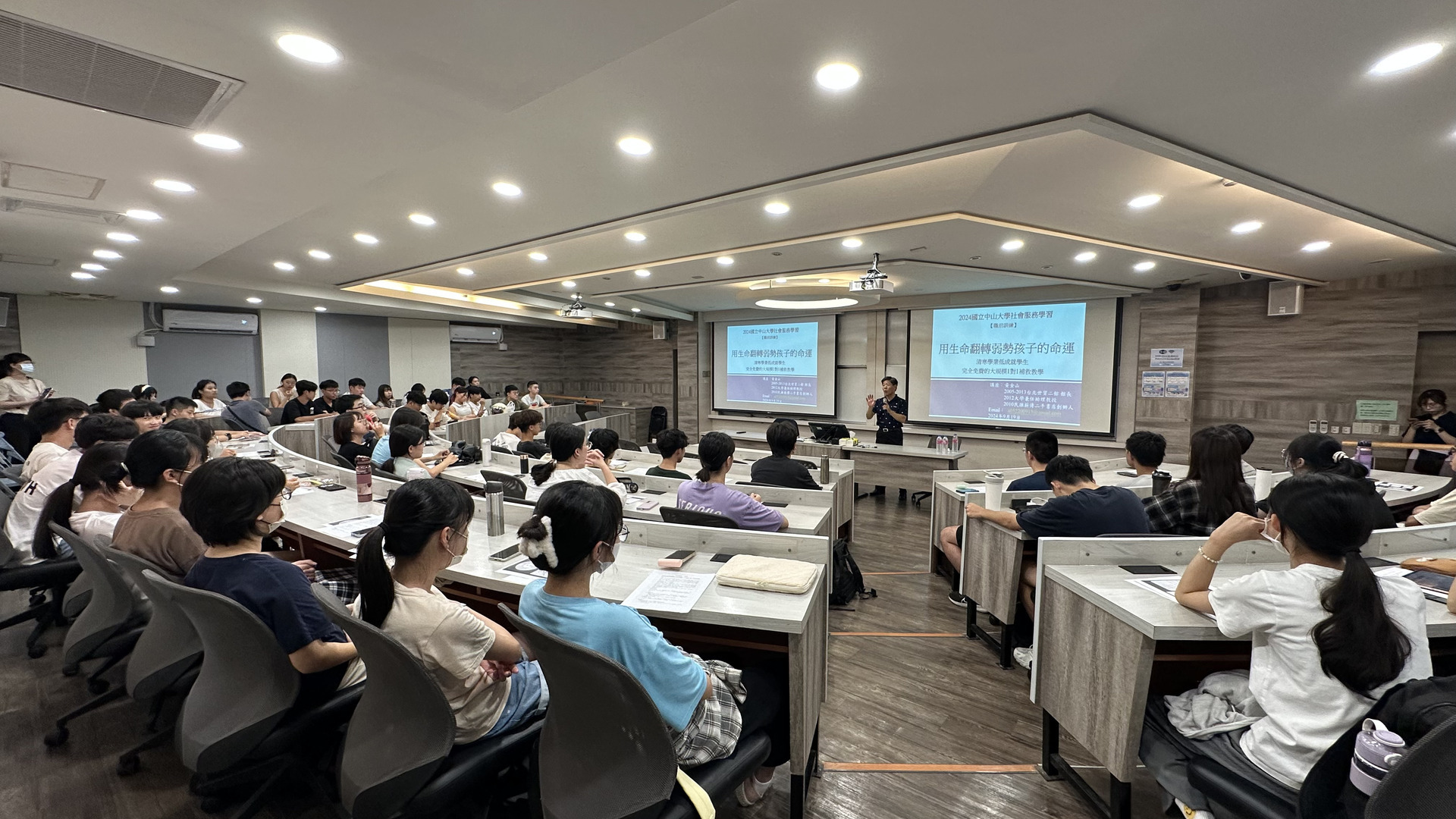 During the teacher training course, Director Jin-Shan Huang shared insights into the tutoring program’s model and philosophy with the instructors.Image