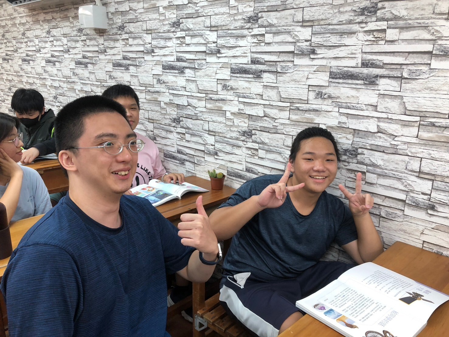 中山大學學生以專業特長科目進行教學與學生互動，與輔導學生快樂相見歡.1圖片