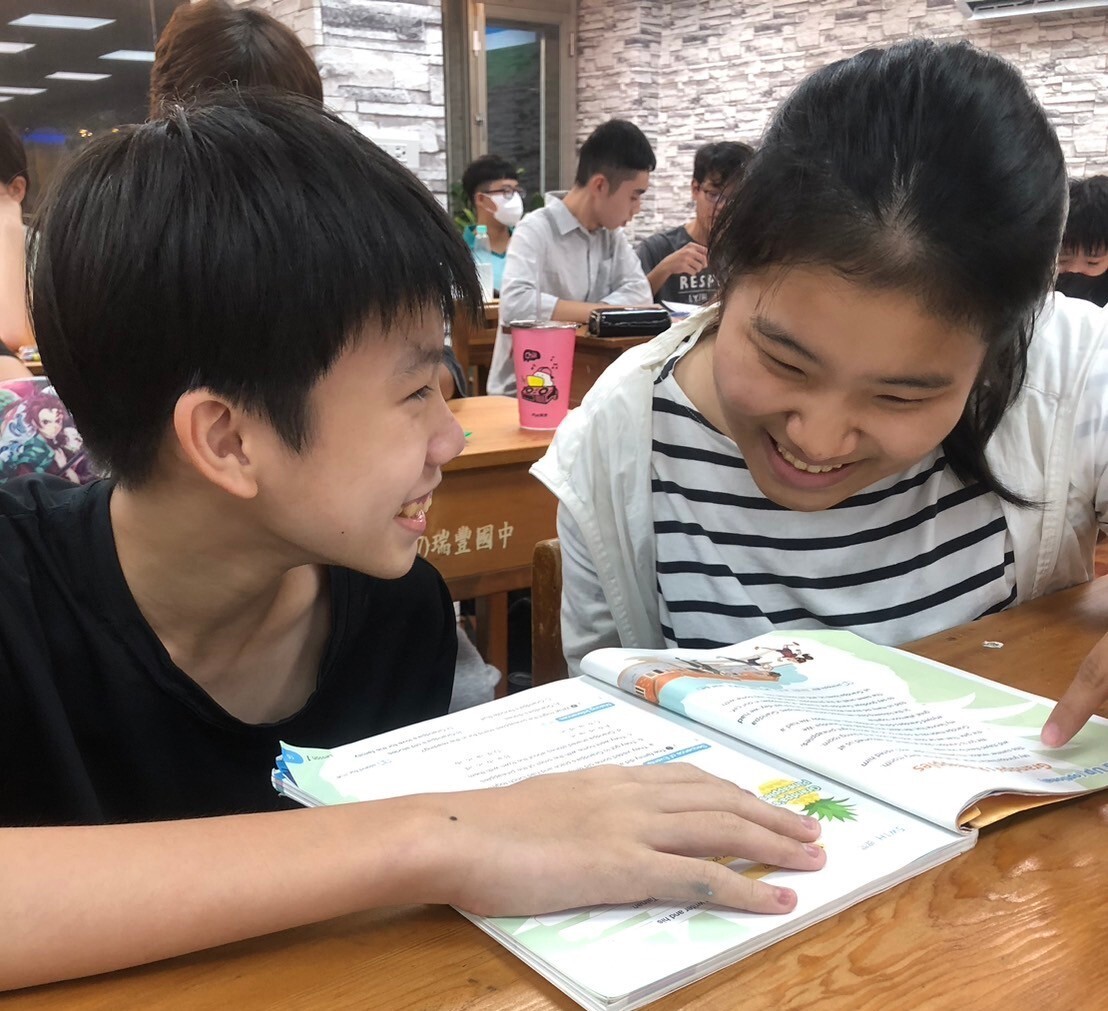 中山大學學生以專業特長科目進行教學與學生互動，與輔導學生快樂相見歡圖片