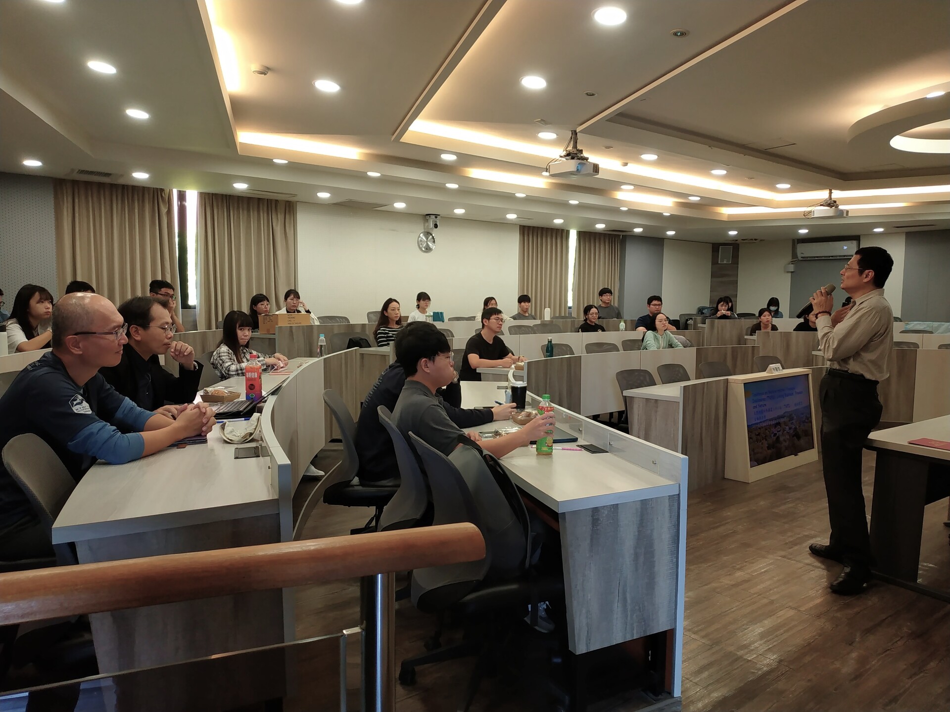 與會者專注聆聽圖片