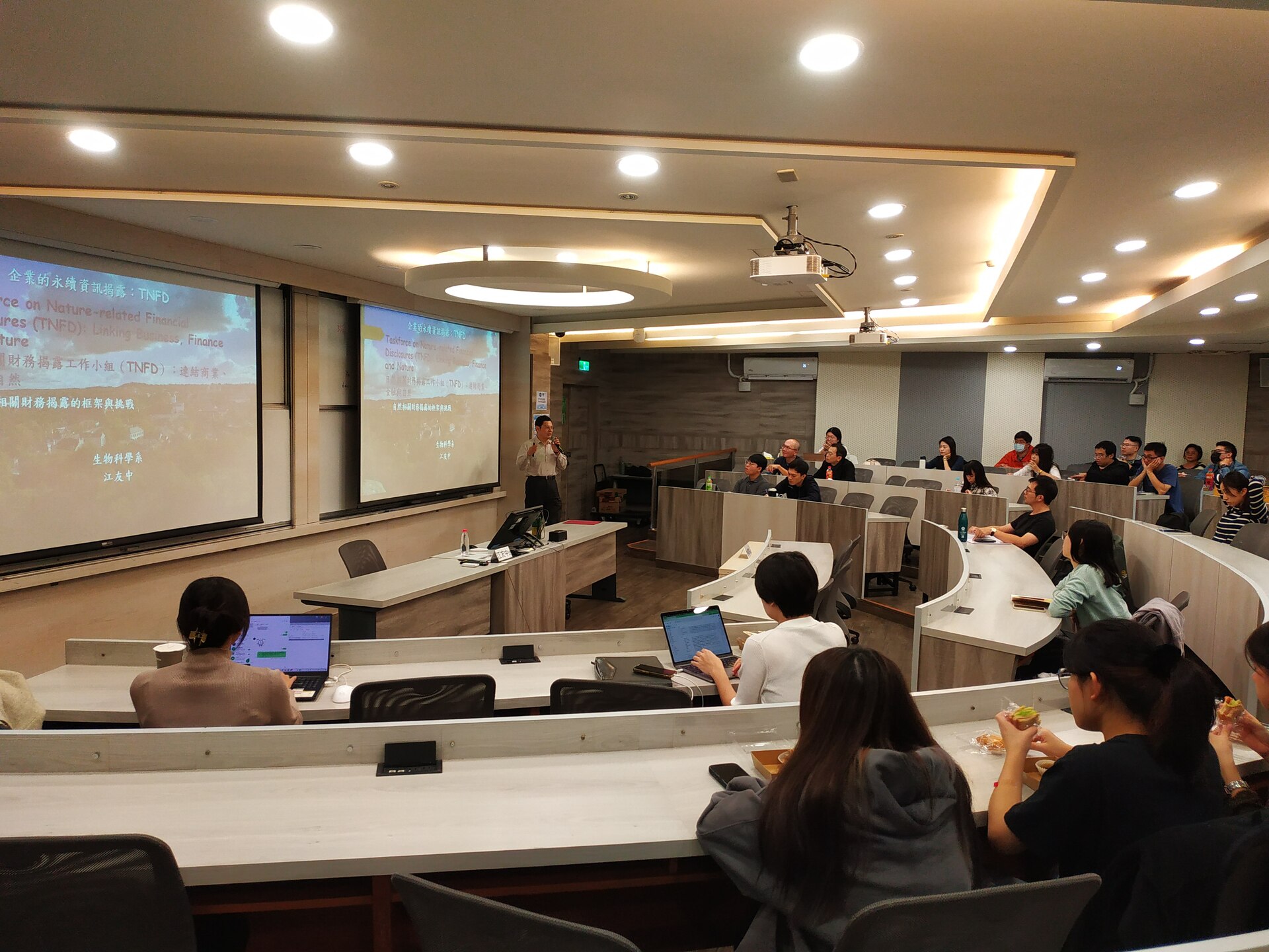 與會者專注聆聽圖片