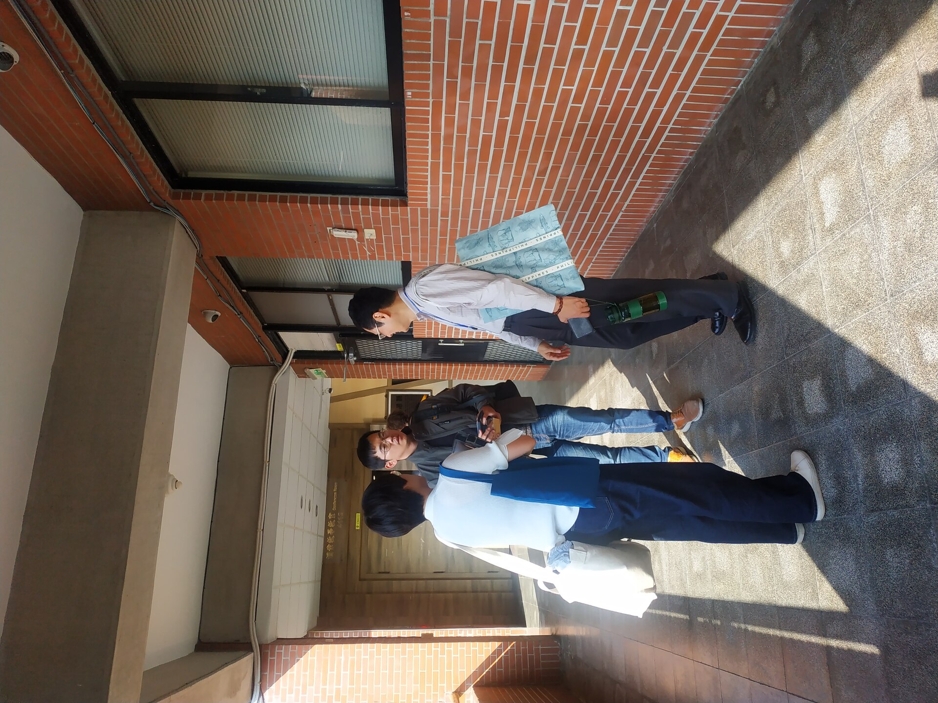 與會者在演講結束之後就教於江友中特聘教授。左起：碳權中心陳齊奐資深經理、人管所何佳澔助理教授、江友中特聘教授圖片