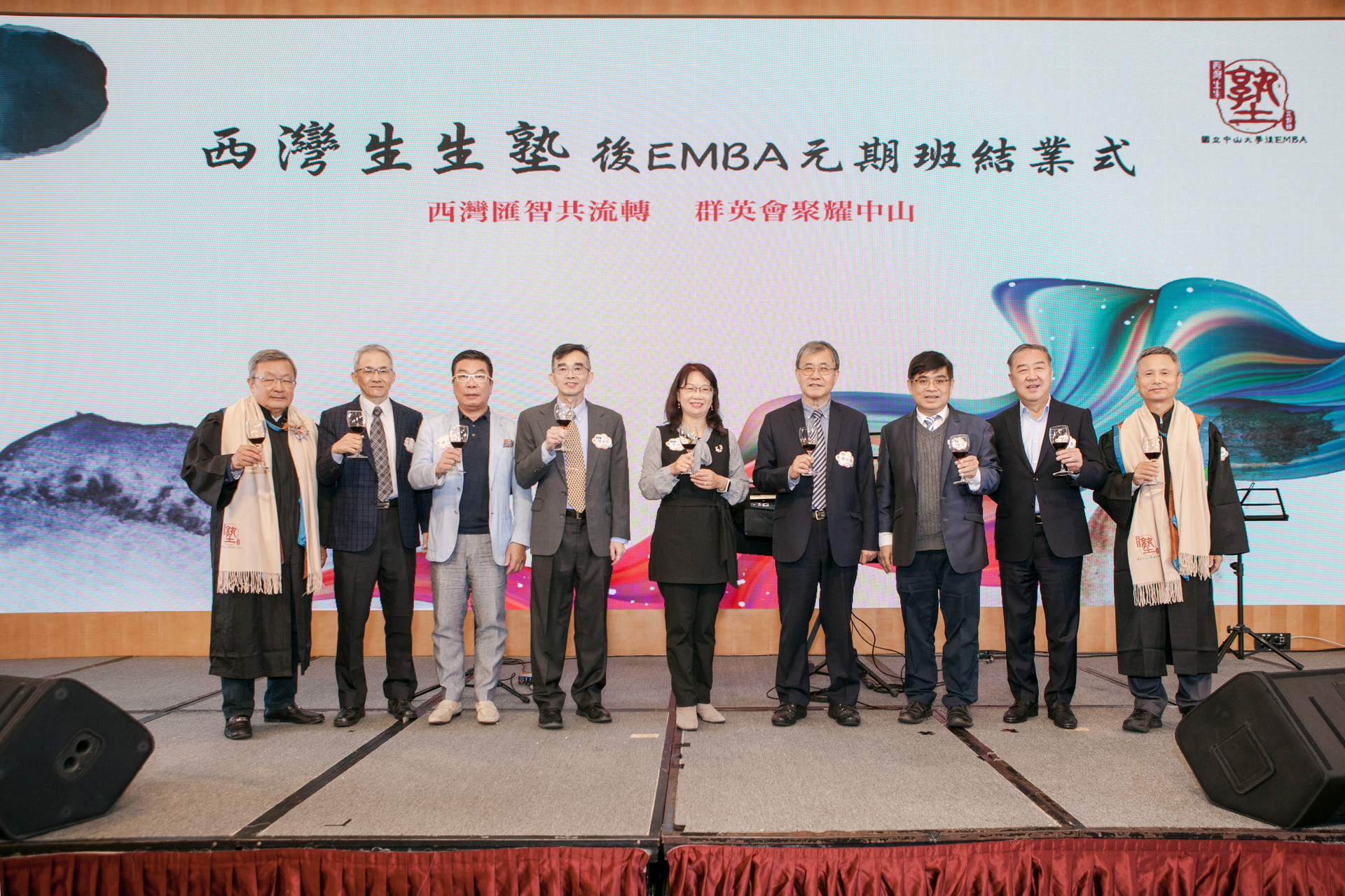 Teachers and students toasted together, expressing their graduation wishesImage