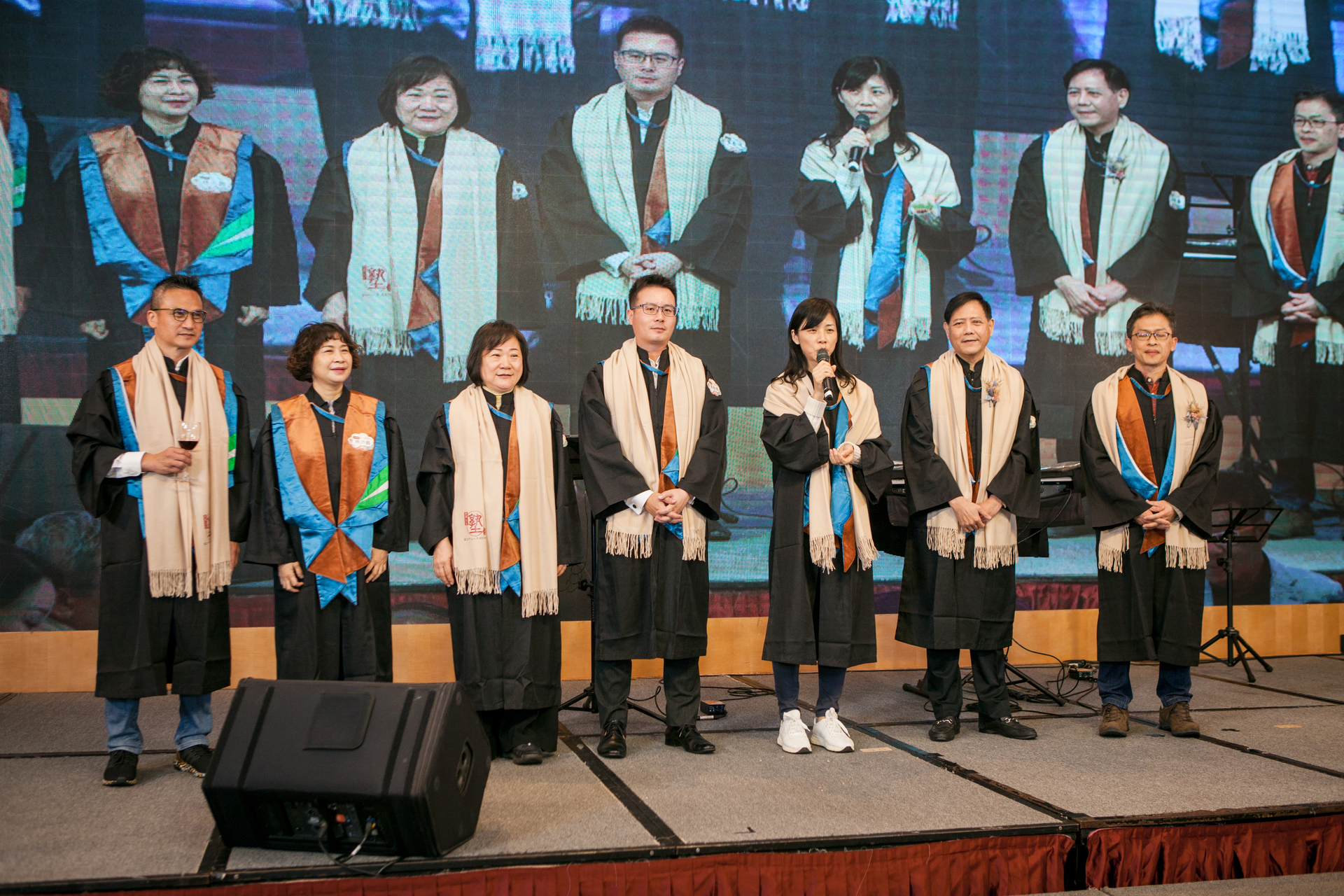 At the graduation ceremony, everyone recited poems and sang songs, having fun togetherImage