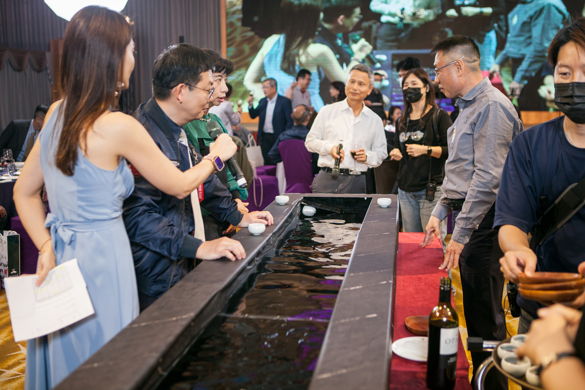 今天畢業生各個都是狀元，古時文人雅士吟詩作對「曲水流觴」，自然難不倒各位狀元圖片