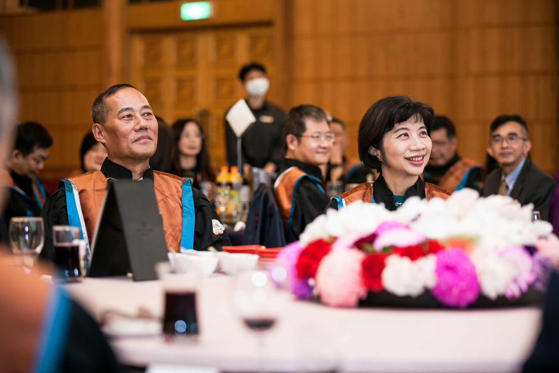 專心聆聽台上師長教誨的畢業生們圖片