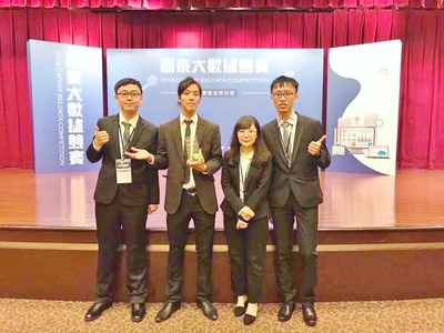 「數據泰好玩了吧」隊，左起企管所碩士班二年級陳正謀、張叡哲、洪筱涵、余曜廷