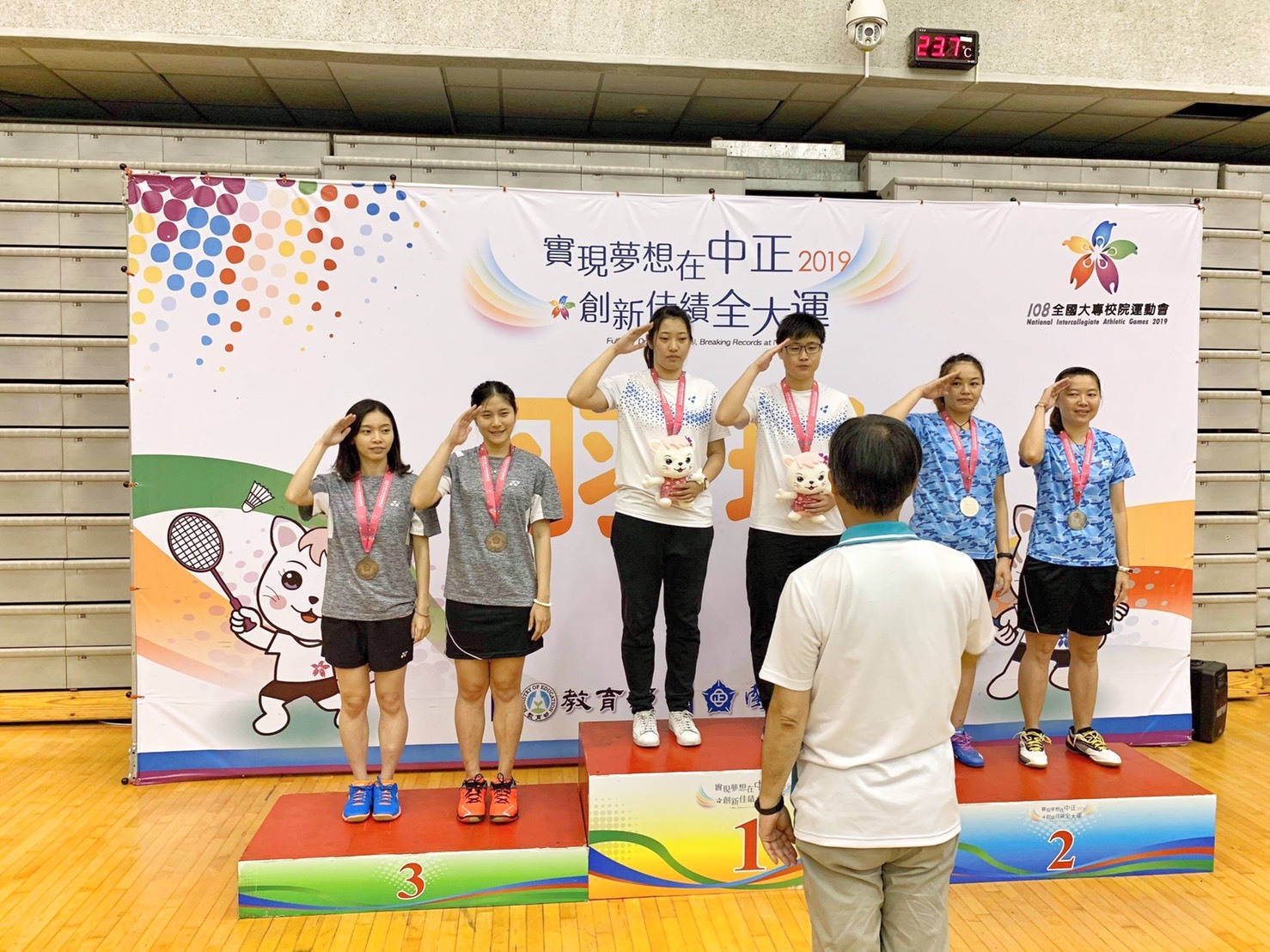 翁子凌(左二)獲2019全國全國大專校院運動會羽球女雙第三名