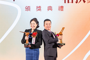 黃文彬(右)楷模暨夫人吳盈慧