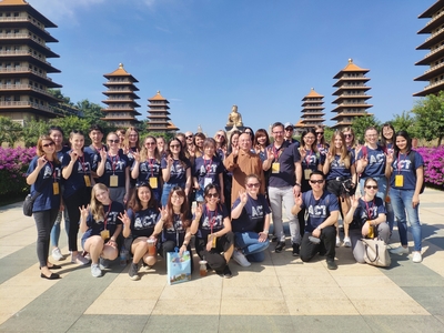 佛館副住持慧倫法師(中)與外籍學生介紹中華佛教特色