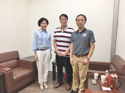 財管系李建強老師(右)、亞太所陳珮芬老師(左)與連大祥教授(中)合影