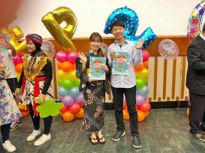 鍾享奇(右)與中京大學朋友Kaho(左)參加迎賓記者會