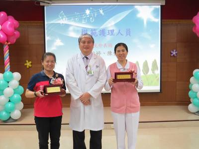 顏家祺學長(中)頒發模範護理人員獎,照片來源民生醫院臉書