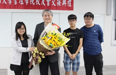 醫管所學弟妹獻花恭喜顏家祺學長(左二)獲獎