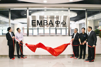 中山管院EMBA中心由陳世哲院長(左二)、雷科鄭再興董事長(左一)、龍慶鋼鐵謝進南董事長(右三)、馬玉山執行總監蔡文智(右二)和高盈雷祖綱董事長(右一)揭牌
